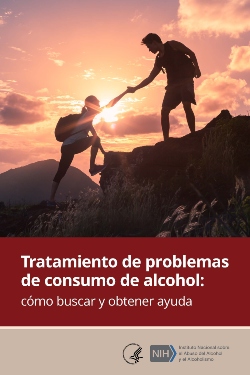 Dos personas caminando con atardecer en el fondo. Una persona extiende su mano ayudando a la otra persona a trepar por una roca. El texto dice: Tratamiento de problemas de consumo de alcohol: como buscar y obtener ayuda. Logos del HHS y del NIAAA.